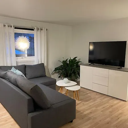 דירה Sentrumsnaer Sokkelleilighet סבולבאר