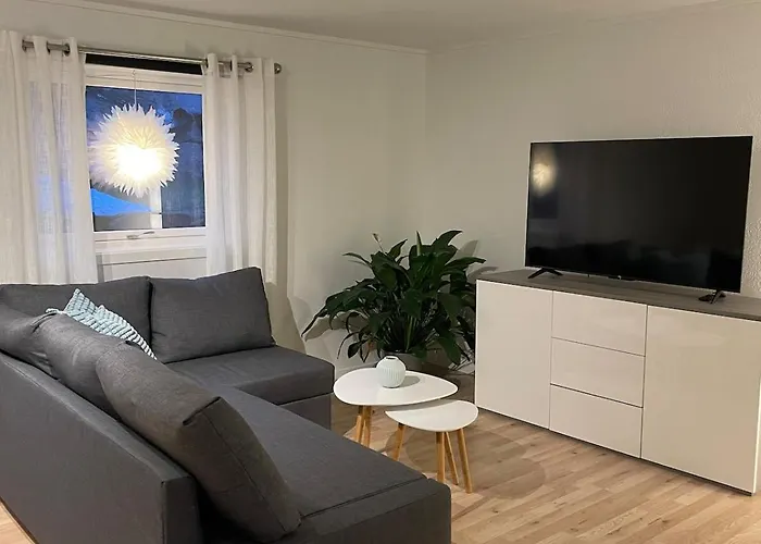 דירה Sentrumsnaer Sokkelleilighet סבולבאר