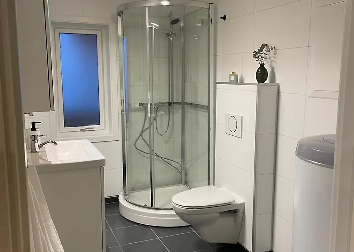 דירה Sentrumsnaer Sokkelleilighet *